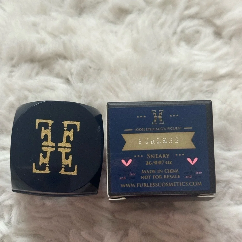 Furless Loose Eyeshadow Pigment in Sneaky